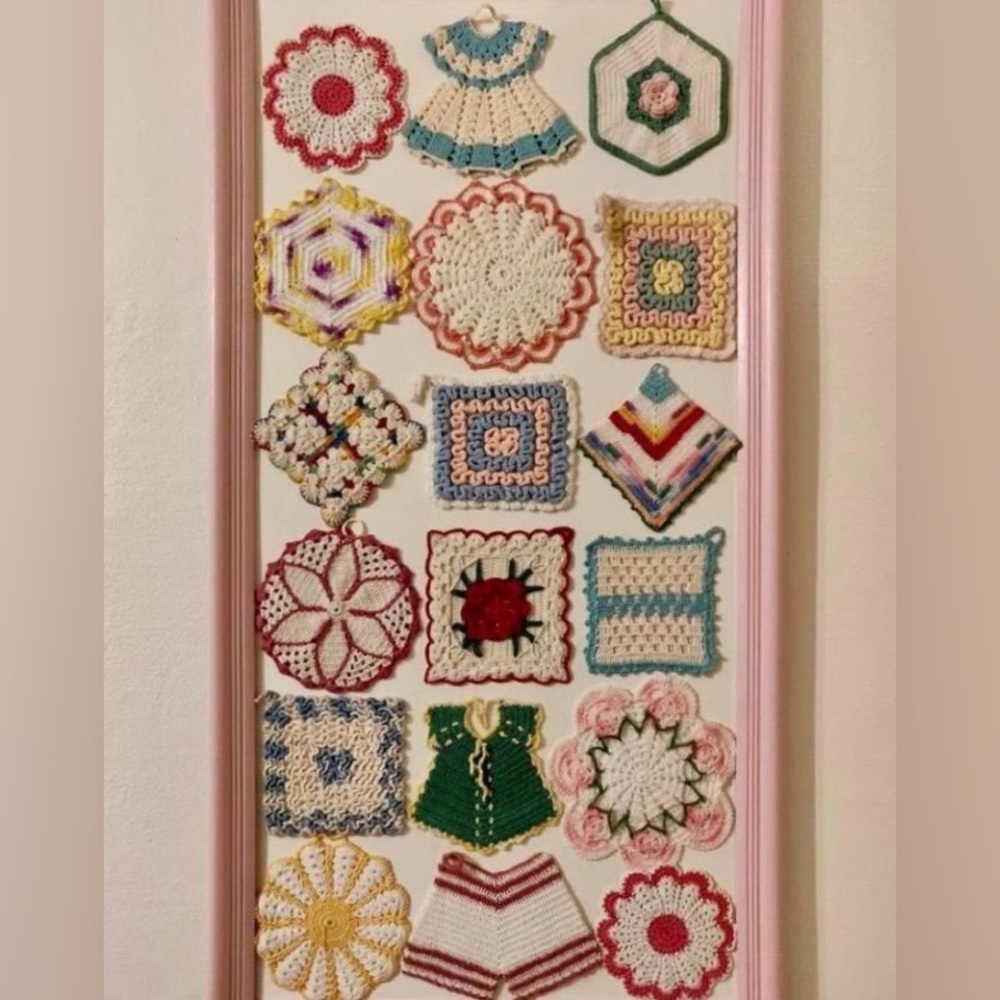 Vintage 1950s Crochet 4-Piece Doily Set in Red and White - Picture 15 of 16